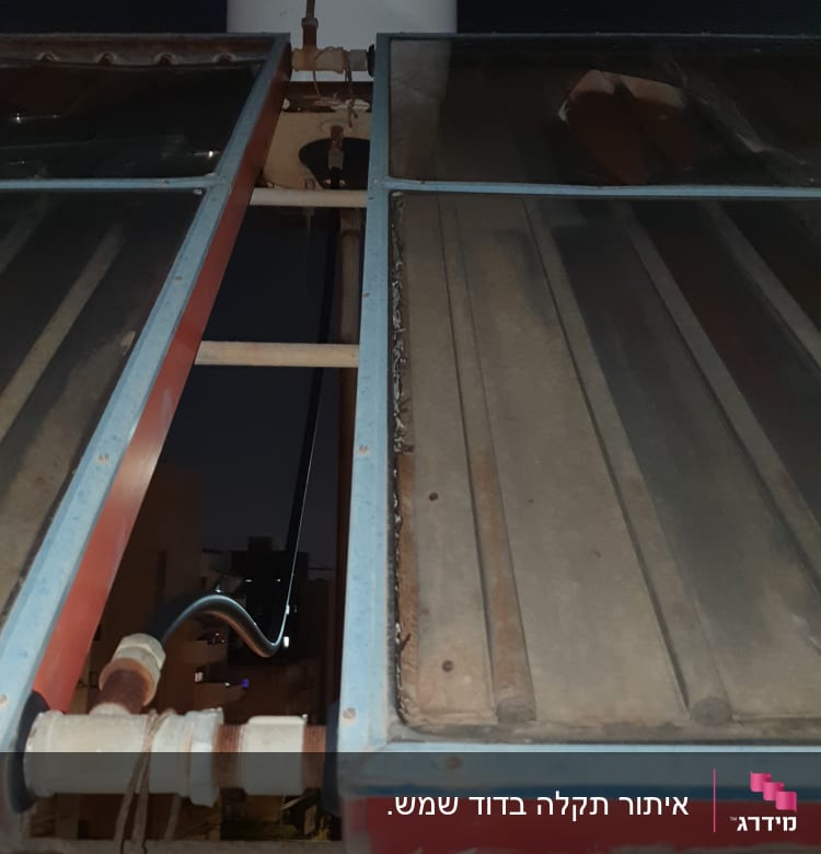 פאנלים סולאריים עם חיבורים וצינורות חשמל